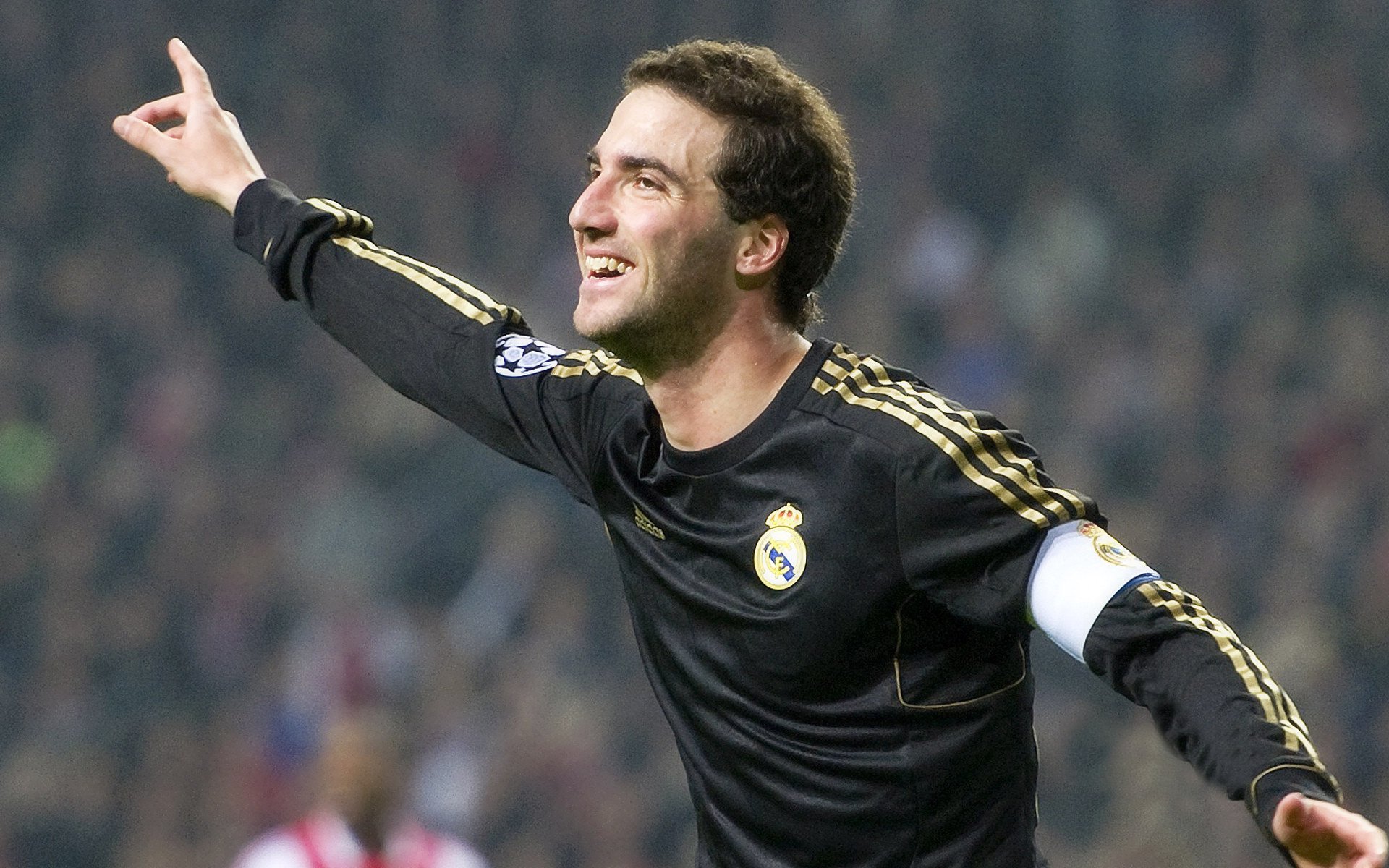 “电动冲浪：马鞍山赛场极速与环保并行，观众热血沸腾”