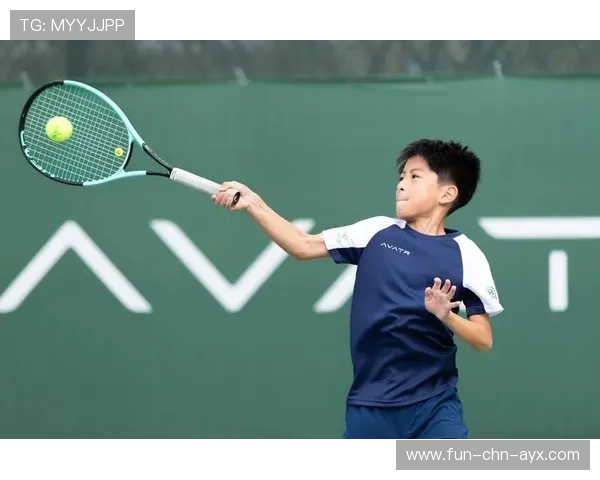 网球对手被逼到底线无法翻身